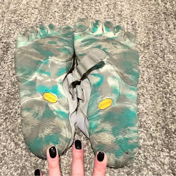 😬SOLD 😬Women's US 6 (36) Vibram FiveFingers Turquoise Camo Minimalist Shoe - Picture 2 of 7